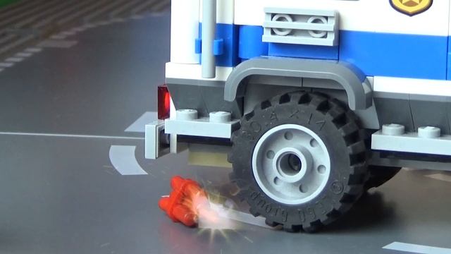 ПОГОНЯ ПОЛИЦИИ. ЛЕГО МАШИНКИ И ПЕРЕСТРЕЛКА С БАНДИТАМИ смотреть онлайн