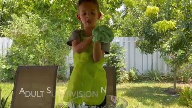 FUN WITH LEANDER- MAKING GREEN SLIME смотреть онлайн