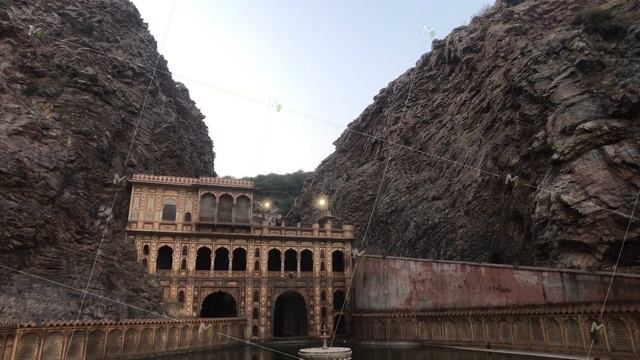 Jaipur, India - Galta Ji, temple structure in the middle of a cliff смотреть онлайн