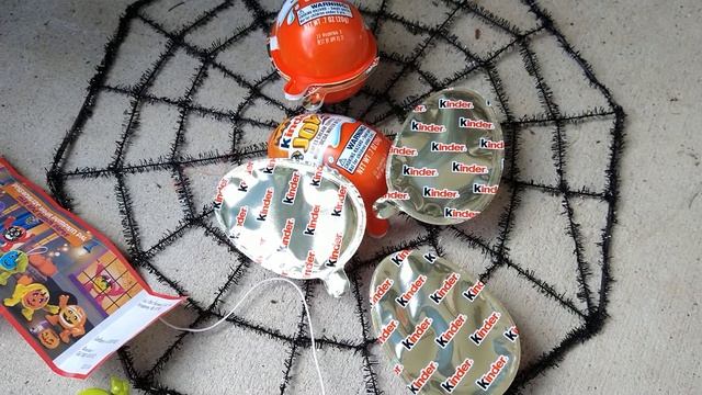 Kinder Joy Surprise Eggs 2021 Halloween ? First Look! Mix & Match Figures! смотреть онлайн