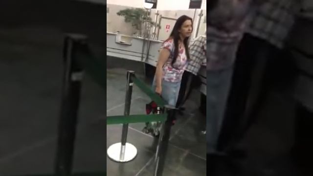 Псих влезла без очереди в сбере смотреть онлайн