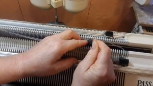 Универсальная шапка за час , на вязальной машине ,, Пассап"