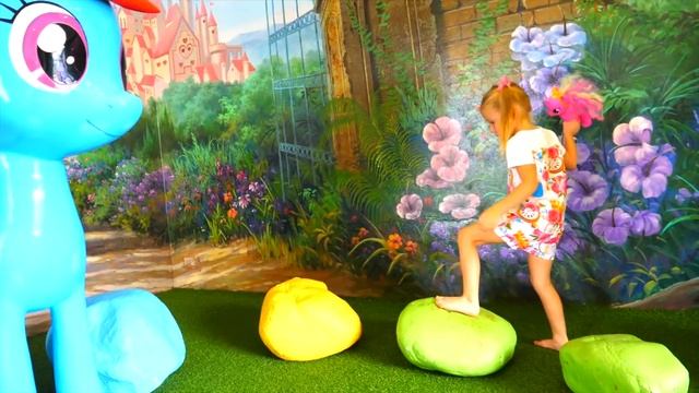 Пони покупает новую игрушку и идёт развлекаться в парк Пони смотреть онлайн