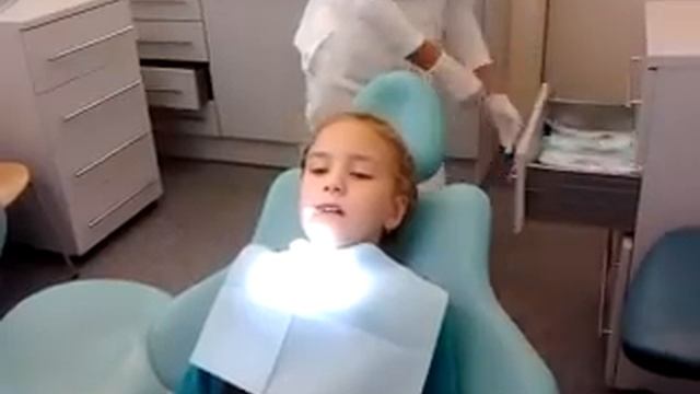 Удаление молочного зуба