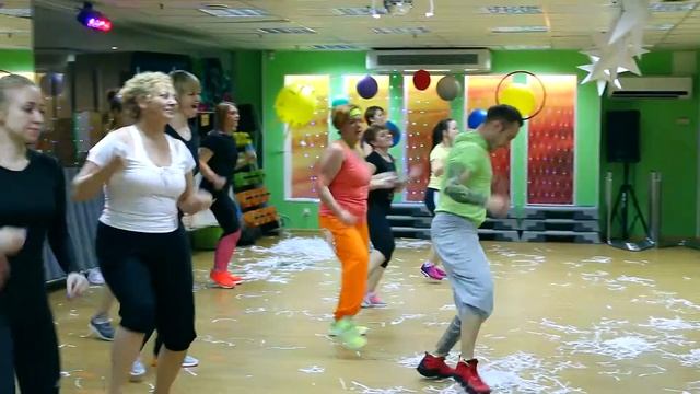 Космическая Zumba в Gold's Fitness ТРК Золотая миля смотреть онлайн