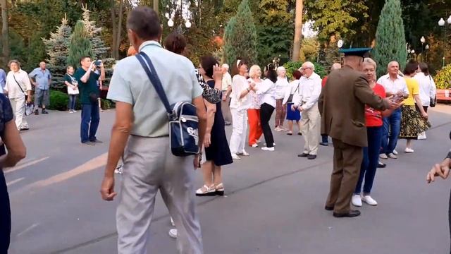 МНЕ ЦЫГАНКА ВОРОЖИЛА! СЧАСТЛИВЫЕ МОМЕНТЫ ИЗ ПАРКА ГОРЬКОГО ХАРЬКОВ смотреть онлайн