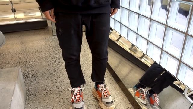 FIRST LOOK ? BALENCIAGA TRIPLE S ?ON FEET! смотреть онлайн