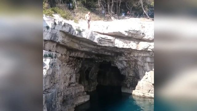 Хорватия, Пула, прыгаем со скал в море смотреть онлайн