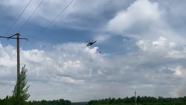 В Тюменском районе продолжают тушить пожары в районе деревни Пышминка. смотреть онлайн