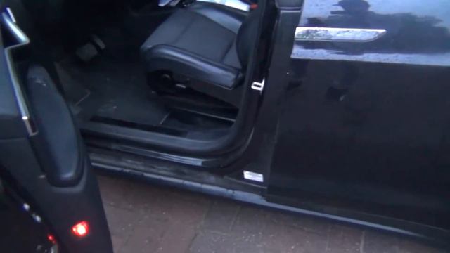 Тесла САМА заезжает в гараж смотреть онлайн
