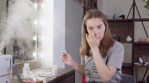 Как самой себе покрасить ресницы краской ?
