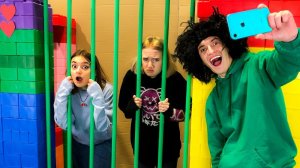 СУМАСШЕДШИЙ БЛОГЕР ПОСАДИЛ НАС В ЛЕГО ТЮРЬМУ !