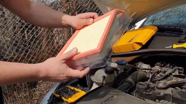 Замена воздушного фильтра — Peugeot 301 1.6 HDi, 2017 года смотреть онлайн