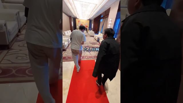 帮主被老同学指着鼻子嘲讽，没想到老同学是在装富，帮主直接找来他老板把他赶走【周某人】 смотреть онлайн