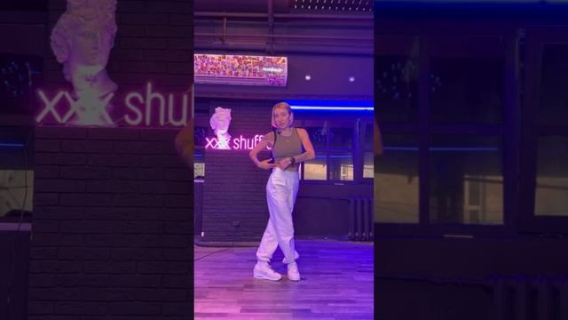 Как начать танцевать шаффл? Связка для начинающих с нуля. Часть 2 смотреть онлайн