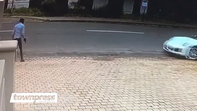 Smart Porsche driver escapes hijackers in Johannesburg смотреть онлайн