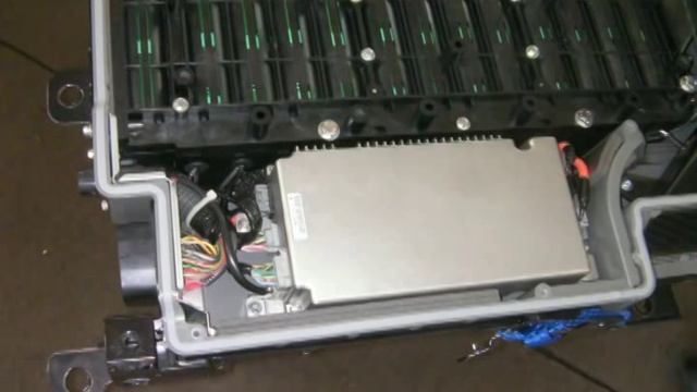 Ford Escape Hybrid- pictures of high voltage battery fan replacement смотреть онлайн