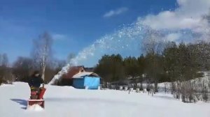 Снегоуборочник Торнадо 2460ТЕ режет весенний наст.