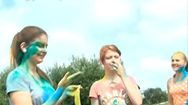 Для фестиваля красок в Благовещенск привезли из Индии 5 тысяч пакетиков с разноцветным ... смотреть онлайн