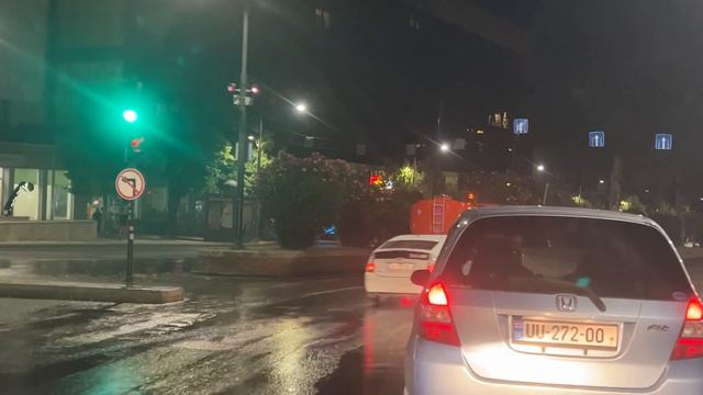 Тбилиси. Что происходит на улицах города, пока все спят. Поливальные машины освежают магистрали. смотреть онлайн