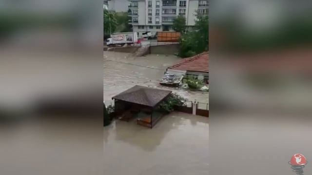 Ripped roofs, fallen trees and flooding! A powerful storm destroys Ankara. Turkey смотреть онлайн