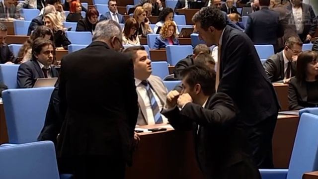 Кирил Петков се прави на боксьор в Парламента #кирилпетков смотреть онлайн