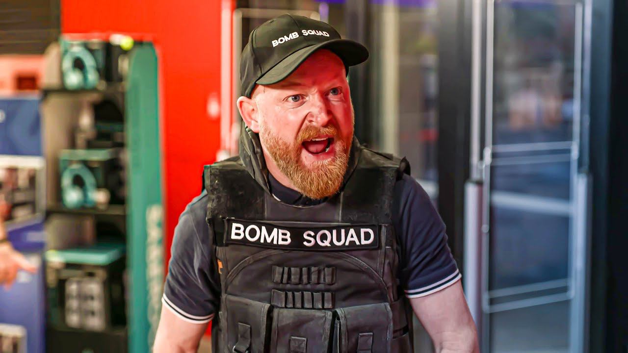 ПАНИКА ИЗ-ЗА ПОДОЗРИТЕЛЬНОЙ СУМКИ смотреть онлайн