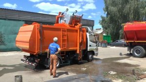 Мусоровоз с боковой загрузкой.