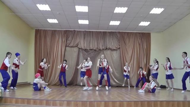 Концептуальный танец школьников с элементами акробатики смотреть онлайн