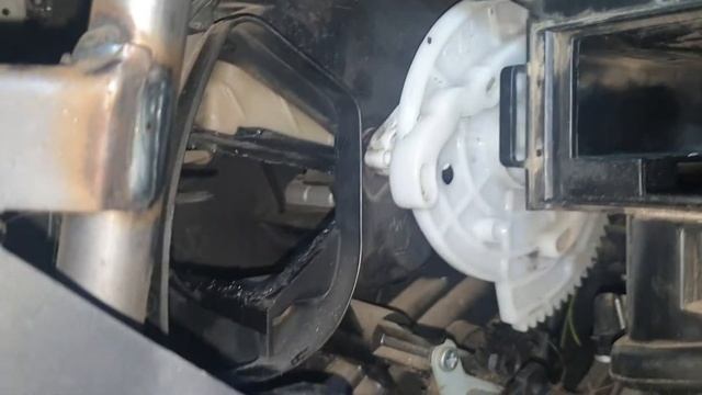 залипла заслонка на ноги тойота аурис. решено смотреть онлайн