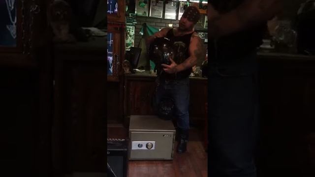Что крепче Бандана или Шлем смотреть онлайн