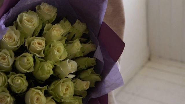 Букет из 25 белых роз (Кения) 40 см Standart смотреть онлайн