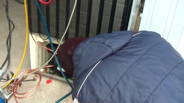 Ремонт холодильника .установка кондесатора часть 2 смотреть онлайн