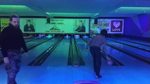 Сходили с друзьями в боулинг (Мегаполис, Уфа)