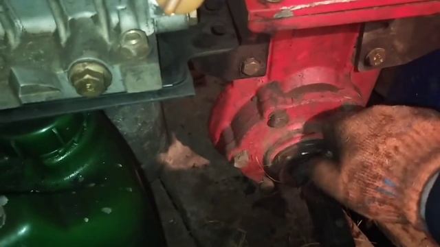 КАК ЗАМЕНИТЬ МАСЛО И САЛЬНИК В РЕДУКТОРЕ МОТОБЛОКА! ЧАСТЬ 2 смотреть онлайн