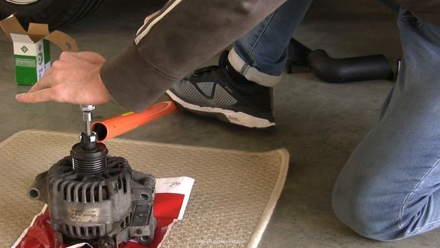 How to: Test & replace overrunning alternator pulley (OAP) Ford, VW, Audi etc смотреть онлайн