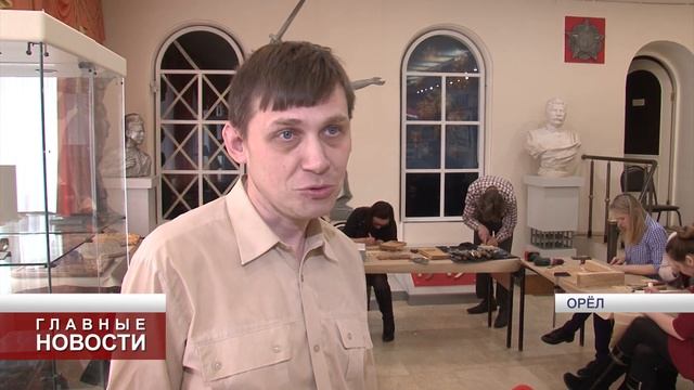 В Орле прошёл патриотический мастер-класс по резьбе по дереву смотреть онлайн