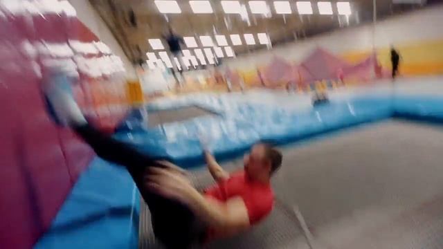 ◄ Хождения по стенам ►◄ Трюки на батуте► ◄ Батутный парк НЕБО ► смотреть онлайн