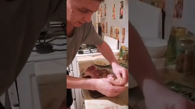 БЕЗУМНЫЙ ПАША ДЕЛАЕТ ШИКАРНОЕ САЛО. НАТИРАЕТ СОЛЬЮ ПЕРЦЕМ И ЧЕСНОКОМ. смотреть онлайн