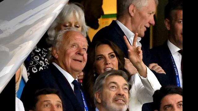 ГЛАЗ НЕ ОТОРВАТЬ! КЕЙТ МИДДЛТОН НОВЫМ ВЫХОДОМ ВОСХИТИЛА ПОКЛОННИКОВ... смотреть онлайн