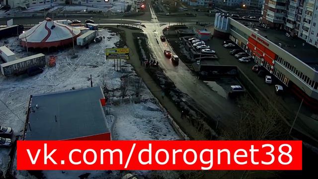 Просто молодежь,просто на квадрике гоняет по центру города в Усть-Илимске смотреть онлайн