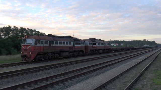 Тепловоз 2М62К-0486 с грузовым поездом / Diesel locomotive 2M62K-0486 with a freight train смотреть онлайн