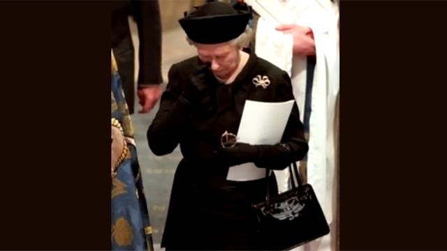На эти кадры обратили внимание только сейчас: Какой жест королева сделала на прощании с Дианой смотреть онлайн