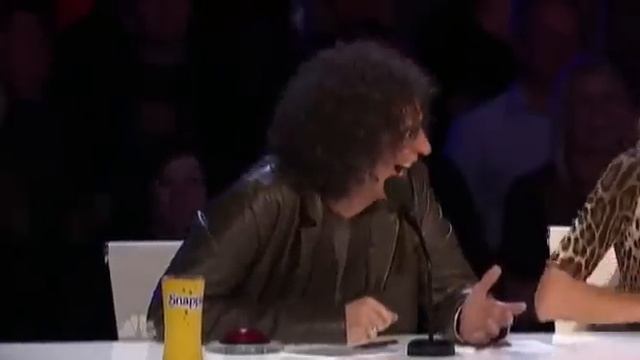 Афроамериканец поет женским голосом. Жюри упало под стол смотреть онлайн