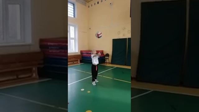 Обучение приему-передаче мяча двумя руками снизу в волейболе Урок волейбола в начальной школе Часть смотреть онлайн