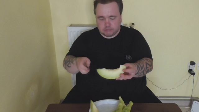 ФУДБЛОГ МУКБАНГ. ОБЖОР НА ДЫНЮ смотреть онлайн