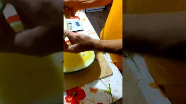Видео обзор арбуза с желтой мякотью сорта Чудо ягода. смотреть онлайн