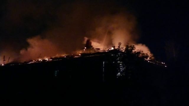 Страшный пожар в Екатеринбурге.Сгорела пятиэтажка.Погибли два человека смотреть онлайн