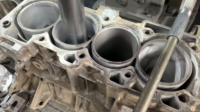 Запчасти в работе: расточка цилиндров блока двигателя 2.5л бензин QR25DE от Nissan X-Trail смотреть онлайн