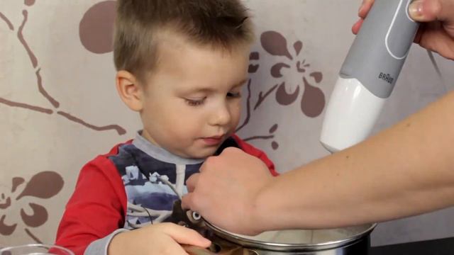 Рома делает сливочно-ягодный десерт - Roma makes a cream berry dessert. смотреть онлайн